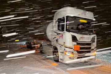 Starker Schneefall: Mehrere Laster bleiben stecken