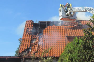 Gartenarbeiten setzen Reihenhäuser in Brand: Bewohner evakuiert