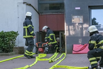 Hamburg: Schwarze Rauchschwaden über Bramfeld: Tiefgarage steht in Flammen