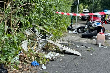Kollision mit Bus und Stromkasten: Biker stirbt im Krankenhaus