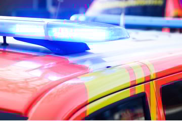 Mann auf Pedelec übersieht Biker: Senior stirbt, Motorradfahrer in Klinik geflogen