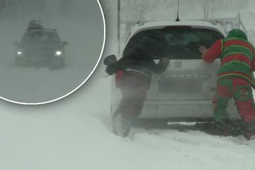 Schneesturm legt Verkehr im Erzgebirge lahm: Autos stecken fest
