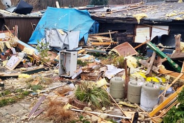 Feuer zerstört Garagenkomplex: Zwei Verletzte und immenser Schaden