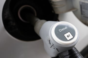 Tankrabatt der anderen Art: Diebe klauen 100 Liter Diesel aus Baustellenfahrzeugen