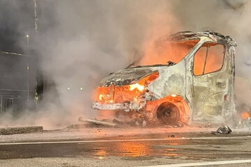 Druckgasdosen explodieren: Kleintransporter brennt auf Rastplatz komplett aus