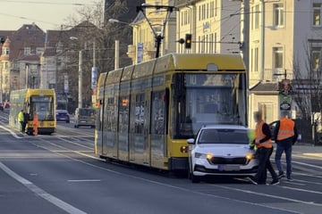 Unfall in Striesen: Straßenbahn stößt mit Skoda zusammen!