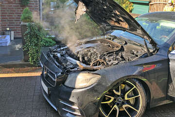 Autofahrer parkt Mercedes: Plötzlich geht der Wagen in Flammen auf