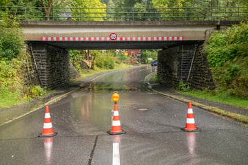 Autofahrer ignoriert Straßensperrung und fährt Feuerwehrmann an