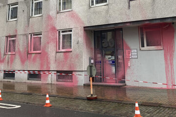 Farbanschlag auf Polizeigebäude: Staatsschutz ermittelt