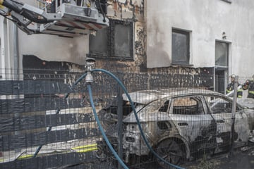 Hamburg: E-Auto in Flammen: Feuer greift auf Wohnhaus über