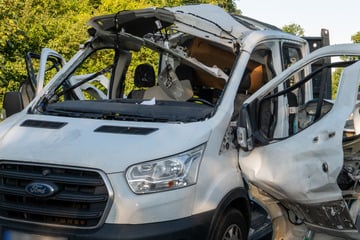 Während der Fahrt: Gasexplosion in Transporter hinterlässt Trümmerfeld
