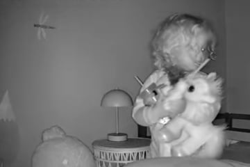 Zweijährige packt nachts ihre Sachen, um zu Eltern zu gehen: Was sie dann tut, amüsiert so viele