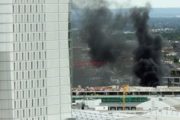 Frankfurt: Schwarzer Rauch über der Frankfurter Innenstadt: Brand ruft Feuerwehr und Retter auf den Plan