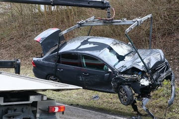 VW-Fahrer fährt bei Rot und verursacht heftigen Unfall: Sieben Personen verletzt
