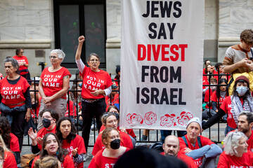 Hundreds of Jewish protesters take on Wall Street for Gaza: "Stop Arming Israel"