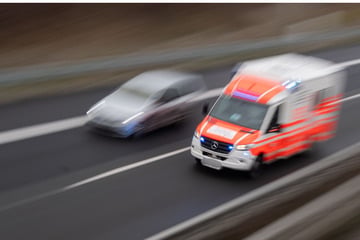 Geplatzter Reifen wird zur Todesfalle: Sechs Verletzte nach schwerem Crash auf der A93