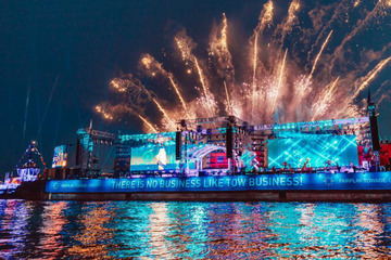 Hamburg Veranstaltungen: Hafengeburtstag: Schwimmende Bühne bricht Weltrekord!