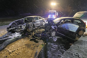 Tödlicher Unfall bei Winterwetter: Ford kracht frontal in Audi, Frau stirbt