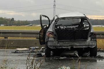 Horror-Unfall in Mittelfranken: Auto geht in Flammen auf, Mutter und Kind sterben