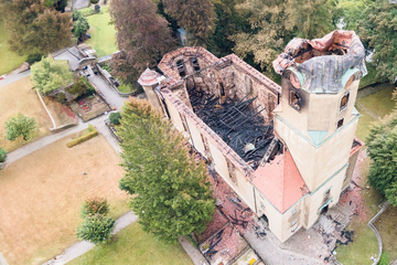 Nach Brandanschlag: Abgestürzte Glocken aus Kirchturm geborgen