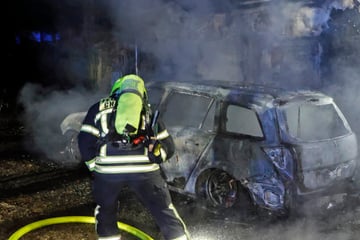 Chemnitz: Brandstiftung? Opel in Chemnitz komplett abgefackelt, Flammen greifen auf Garage über