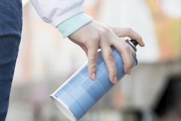 Hakenkreuze auf Straße gesprüht: Polizei ermittelt