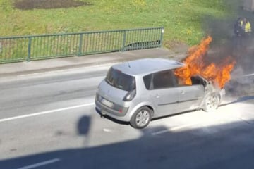 Renault geht an Kreuzung plötzlich in Flammen auf