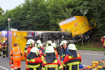 Unfall A23: Schwerer Lkw-Unfall auf A23: Autobahn stundenlang gesperrt!