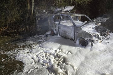 Anwohner hört lauten Knall, dann brennt ein alter Fiat