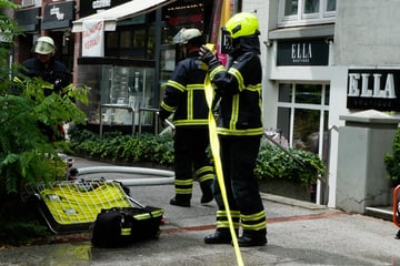 Hamburg: Kleidungsstücke fangen Feuer: Boutique geht in Flammen auf