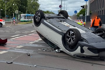 Heftiger Crash mit drei Verletzten am Europaring: Auto bleibt auf dem Dach liegen