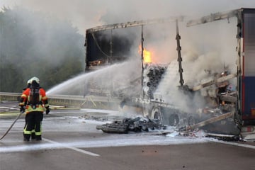 Unfall A5: Brennender Lebensmittel-Lkw legt A5 stundenlang lahm: 150.000 Euro Schaden