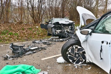 VW kracht frontal in Mercedes: Beifahrerin stirbt bei tragischem Unfall