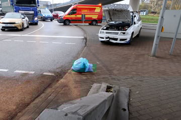 Chemnitz: Unfall in Chemnitz: Opel knallt gegen Brücken-Leitplanke