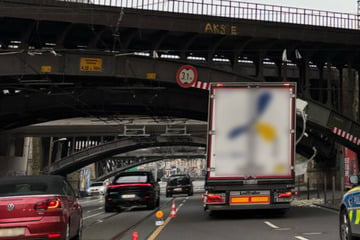 Lkw kracht in Brücke: Verkehr rund um LANXESS Arena gestört