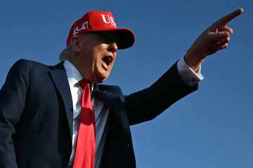 Trump hurls out antisemitic slur during Iowa victory rally
