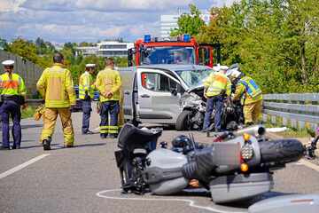 Hubschrauber im Einsatz: Motorradfahrer nach Unfall mit zwei Autos schwer verletzt