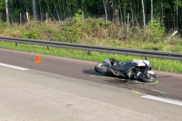 Unfall A2: Tödlicher Unfall auf A2: Motorrad kracht in Auto, Fahrer stirbt noch vor Ort