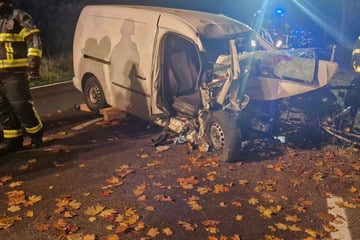 Kleintransporter rutscht auf Laub weg: Zwei Schwerverletzte
