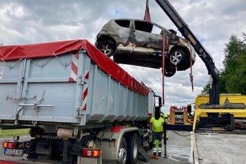 Unfall A3: Feuer während der Fahrt: E-Auto brennt auf A3 aus - Fahrer schwer verletzt