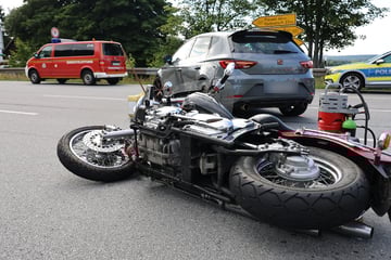 Kreuzungscrash im Erzgebirge: Biker knallt gegen Seat