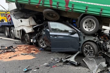 Unfall A6: Horror-Unfall auf A6: Laster rammt Auto unter Lkw! Hubschrauber im Einsatz