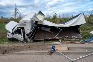 Unfall A72: Lkw kracht in Transporter: Beide Fahrzeuge von der A72 geschleudert