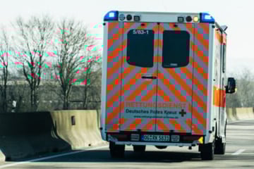 Tödlicher Unfall: Mann kommt von Straße ab und prallt gegen Baum