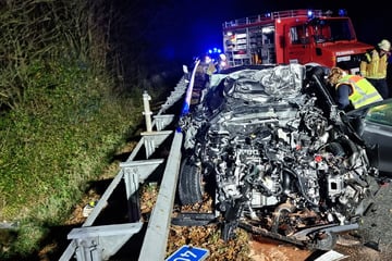 Auto kracht auf A48 nahezu ungebremst in Lkw: Fahrer stirbt an Unfallstelle
