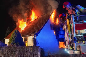 Flammen lodern aus Wohnhaus: Eine Person gestorben