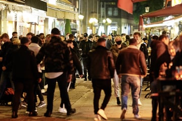 Streit eskaliert: Mann in Düsseldorfer Altstadt lebensbedrohlich verletzt
