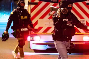 Mann mit scharfer Schusswaffe: SEK rückt in Wiesbaden an