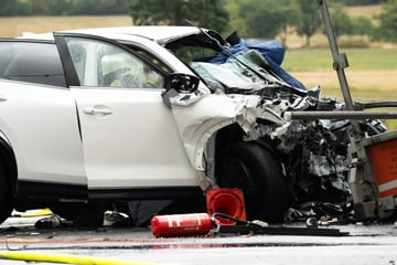 Acht Jugendliche im Mazda unterwegs: 15-jähriger Fahrer und Beifahrerin (14) sterben
