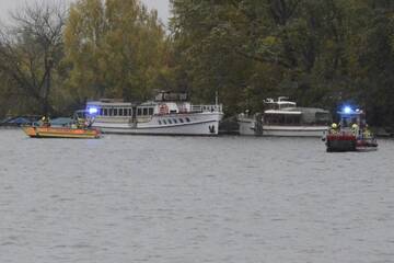Berlin: Großeinsatz der Feuerwehr: Brand auf stillgelegtem Güterschiff in Berlin